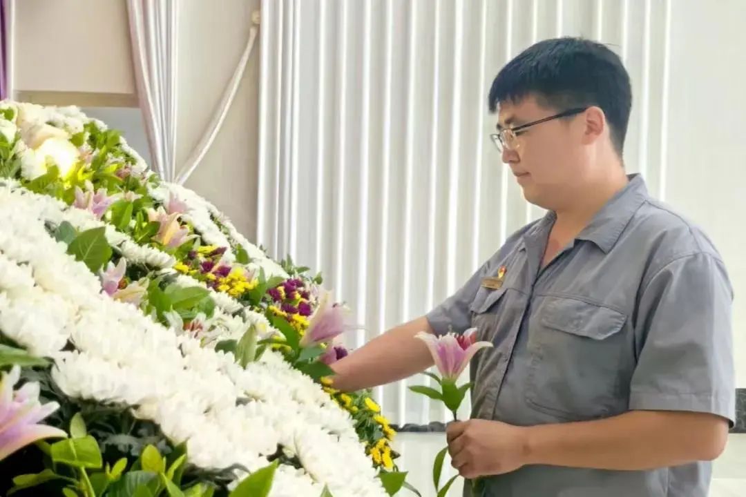 徐州市90后殡葬花艺师魏家龙：匠心于殡葬  敬业铸辉煌